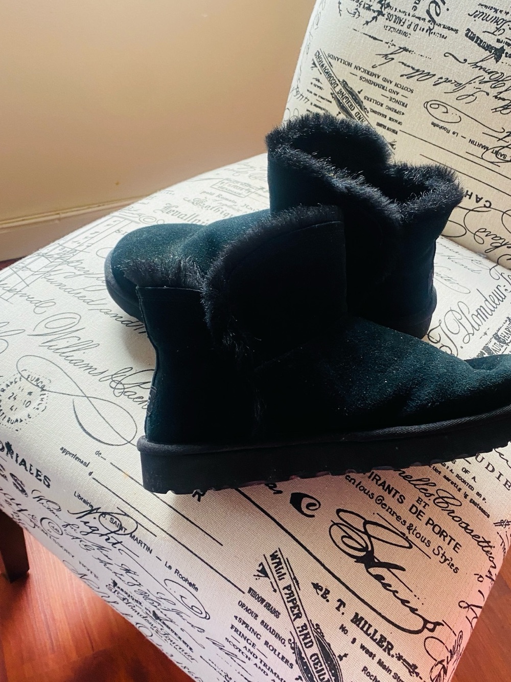 Authentic Ugg size 9 - Picture 11 of 13